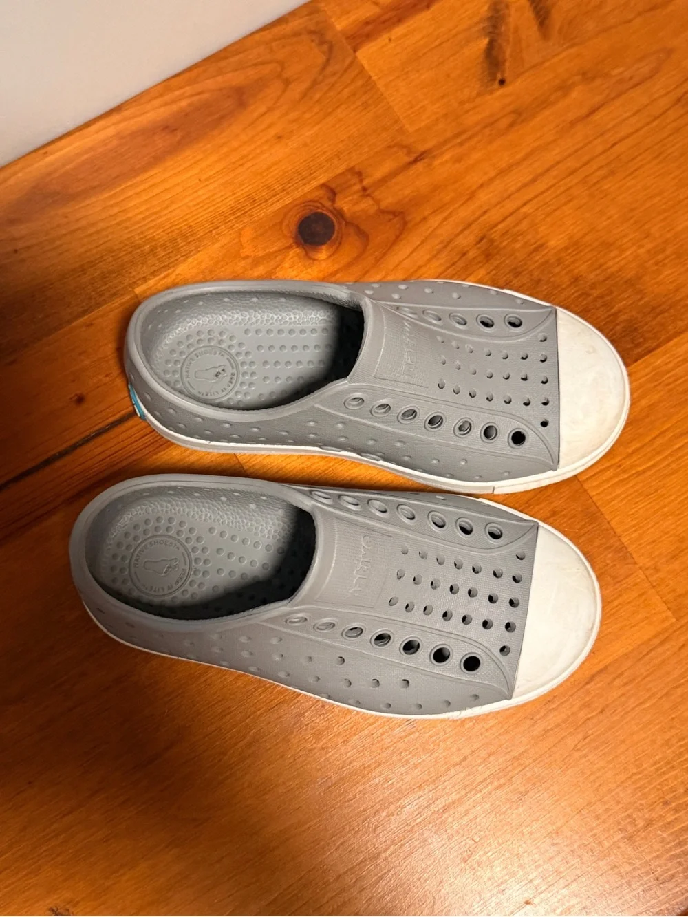 Native Jefferson Slip-On Kids Shoes in Light Gray EUC